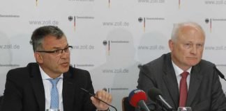 Werner Gatzer, Staatssekretär im Bundesministerium der Finanzen. präsentiert den Erfolg