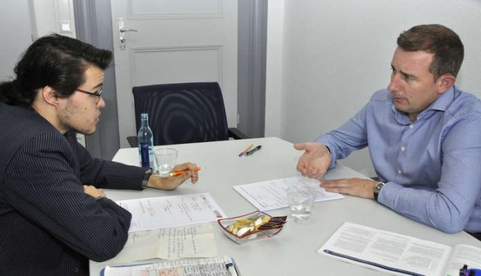 Der Vorsitzende von Pro Bahn Starkenburg, Peter Castellanos (l.), und Verkehrsdezernent Karsten Krug im Arbeitsgespräch zum aktuellen Stand in Sachen öffentlicher Personennahverkehr (ÖPNV) im Kreis Bergstraße. (Foto: Kreis Bergstraße)