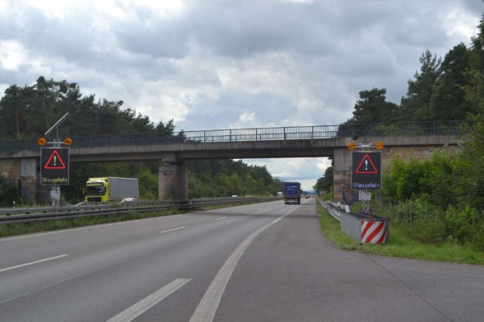 Blinkende Stauwarneinrichtungen auf der A6 (Foto: Polizei HE) Blinkende Stauwarneinrichtungen auf der A6 (Foto: Polizei HE)