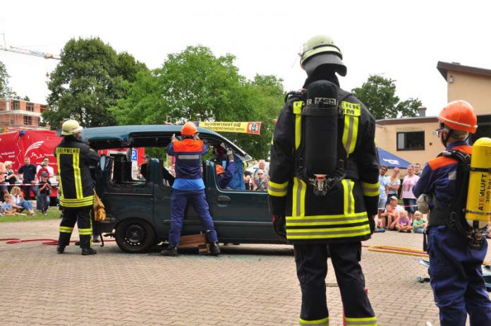 Die Jugendfeuerwehr und die Einsatzabteilung übten gemeinsam. (Foto: Feuerwehr Weinheim)