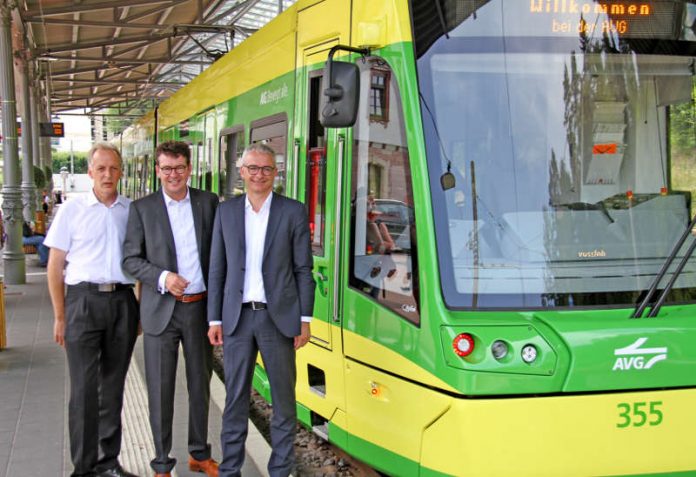 Bitte einsteigen: Jens Timm, Bürgermeister von Karlsbad, AVG-Geschäftsführer Dr. Alexander Pischon und Landrat Dr. Christoph Schnaudigel (v.l.n.r.) freuen sich, dass durch den Einsatz moderner Niederflurwagen im Albtal der Komfort für die Fahrgäste deutlich erhöht wird (Foto: AVG) Bitte einsteigen: Jens Timm, Bürgermeister von Karlsbad, AVG-Geschäftsführer Dr. Alexander Pischon und Landrat Dr. Christoph Schnaudigel (v.l.n.r.) freuen sich, dass durch den Einsatz moderner Niederflurwagen im Albtal der Komfort für die Fahrgäste deutlich erhöht wird (Foto: AVG)