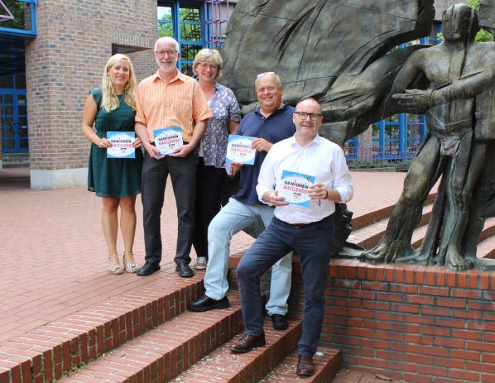 Désirée Urban (Pflegestützpunkt Schifferstadt), Clemens Dietz (Pflegestützpunkt Lambsheim), Elke Becker (Seniorenbüro), Heribert Werner (Abteilungsleiter Soziales), Bernhard Kukatzki (Erster Kreisbeigeordneter). (Foto: Kreisverwaltung Rhein-Pfalz-Kreis)