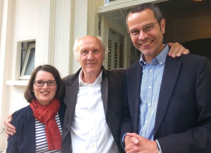 Gemeinsam beim Jubiläumsfest auf dem Hofgut „De Paltz“: Bürgermeister Dr. Maximilian Ingenthron (r.), seine Frau Barbara Ingenthron und Herman van Veen. (Foto: Stadt Landau in der Pfalz)