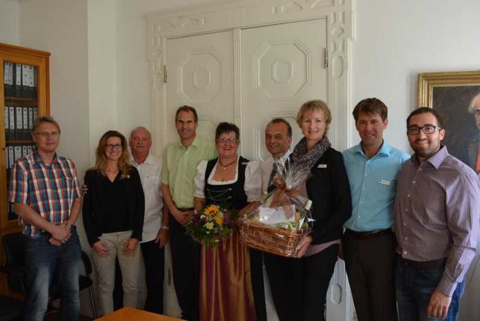 Bei der Verabschiedung: v.l. Klemens Puderer, Silke Wiedrig, Heinz Stolzenberger, Dietmar Seefeldt, Carmen Stolzenberger, Dr. Fritz Brechtel, Maria Farrenkopf, Ralph Lehr und Michael Braun.