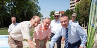 Joachim Bauer (Stellvertreter des Landrats), Luz Berendt (Präsident des LGL) sowie Jörg Albrecht (OB der Stadt Sinsheim) weihten in der „alla hopp!“-Anlage den ersten Kontrollpunkt für Navigationsgeräte im Rhein-Neckar-Kreis ein. Die Amtsleiter Martin Ernst (links) und Lothar Schlesinger (4.v.l.) beobachten im Hintergrund die Szenerie. (Foto: Landratsamt Rhein-Neckar-Kreis)