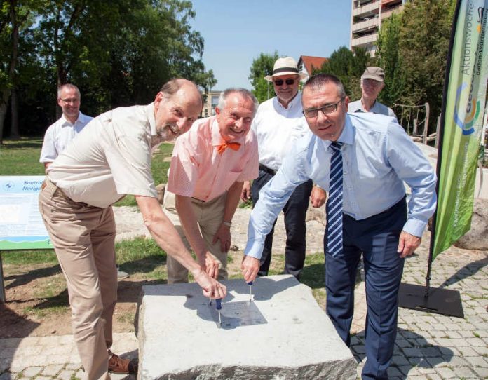 Joachim Bauer (Stellvertreter des Landrats), Luz Berendt (Präsident des LGL) sowie Jörg Albrecht (OB der Stadt Sinsheim) weihten in der „alla hopp!“-Anlage den ersten Kontrollpunkt für Navigationsgeräte im Rhein-Neckar-Kreis ein. Die Amtsleiter Martin Ernst (links) und Lothar Schlesinger (4.v.l.) beobachten im Hintergrund die Szenerie. (Foto: Landratsamt Rhein-Neckar-Kreis)