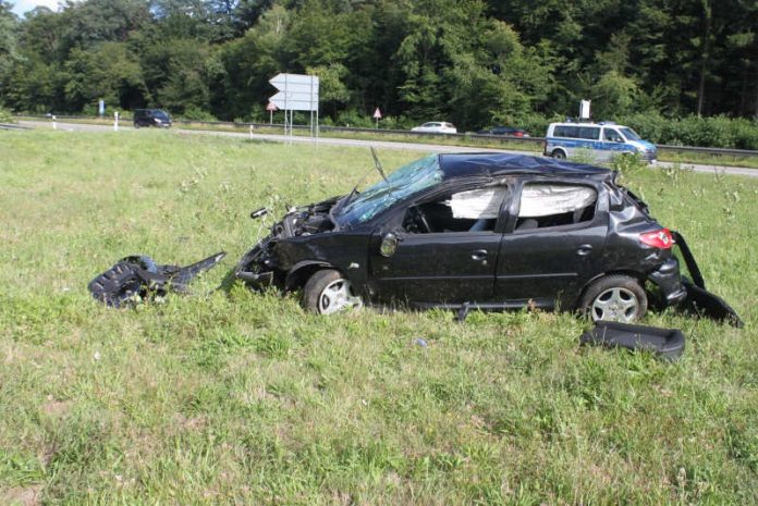 Der unfallbeschädigte PKW (Foto: Polizei RLP)