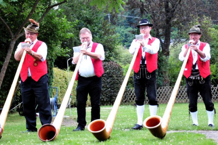 Die Landauer Alphornbläser begleiten gemeinsam mit den Rietburgsängern die letzten Musikalischen Goetheparkplaudereien im Jahr 2017. (Foto: Stadt Landau in der Pfalz)