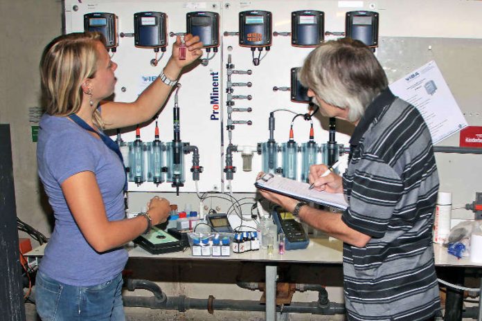 Hygienekontrolleure am Werk: Albert Karras und Sarah Samuelsen führen eine Chlormessung des Beckenwassers durch. (Foto: Landratsamt Rhein-Neckar-Kreis)
