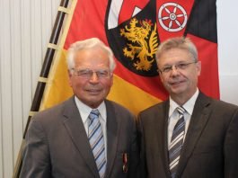 Erich Armbrüster mit SGD-Präsident Prof. Dr. Hans-Jürgen Seimetz (Foto: SGD Süd)