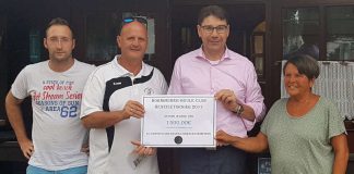 Aus den Händen des Vorsitzenden des Bornheimer Boule Clubs, Thomas Hussong (2.v.l.), nahm Oberbürgermeister Thomas Hirsch (3.v.l.) die Spende in Höhe von 1.500 Euro entgegen. Der Verein, hier außerdem vertreten durch Sportwart Martin Held (l.) und Kassenwartin Silvia Braun, hatte im Frühjahr dieses Jahres ein Benefizturnier veranstaltet. (Foto: Stadt Landau in der Pfalz)