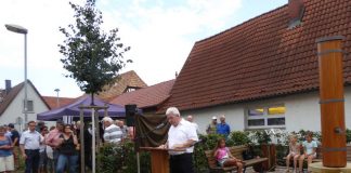 Der Ortsbürgermeister bei der Ansprache (Foto: Beil)