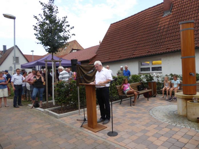 Der Ortsbürgermeister bei der Ansprache (Foto: Beil)