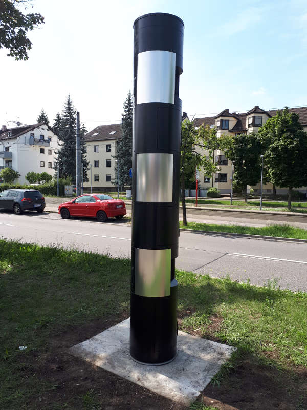 An der Rheinbrückenstraße steht jetzt ebenfalls eine stationäre Geschwindigkeitsmessanlage. (Foto: Stadt Karlsruhe)