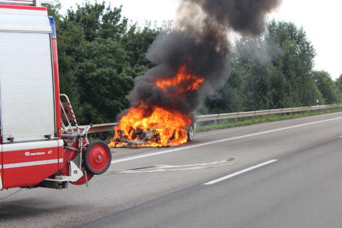 Der PKW brannte aus (Foto: Polizei RLP) Der PKW brannte aus (Foto: Polizei RLP)