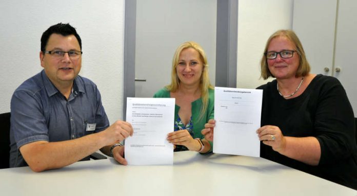 Der Leiter des Jugendamtes, Kai Kuhnert sowie die Erste Kreisbeigeordnete Diana Stolz und die Sprecherin der AG 78, Nicole Steigler, unterzeichneten die Qualitätsentwicklungsvereinbarung. (Foto: Kreis Bergstraße) Der Leiter des Jugendamtes, Kai Kuhnert sowie die Erste Kreisbeigeordnete Diana Stolz und die Sprecherin der AG 78, Nicole Steigler, unterzeichneten die Qualitätsentwicklungsvereinbarung. (Foto: Kreis Bergstraße)
