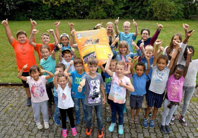 Große Freude über den Erfolg des geplanten Abenteuerspielplatzes auf dem Sommerwald: die Kinder der Ferienfreizeit St. Elizabeth (Foto: Buchholz) Große Freude über den Erfolg des geplanten Abenteuerspielplatzes auf dem Sommerwald: die Kinder der Ferienfreizeit St. Elizabeth (Foto: Buchholz)