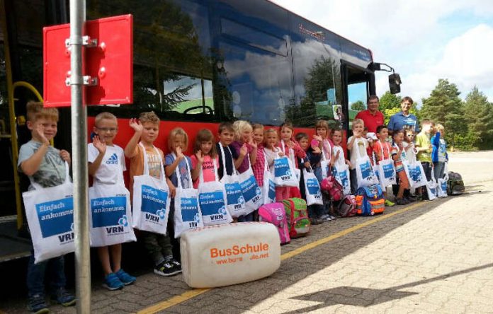 Schulleiter Christian Eberle und Bustrainer Dirk Lehnhoff konnten den kleinen „Fahrschülern“ noch etwas beibringen. (Foto: Kreisverwaltung Südliche Weinstraße)