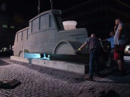 Das Denkmal 'Die Grauen Busse' wird auf dem Rathenauplatz montiert (Foto: Stadt Frankfurt/Paul Claessen)