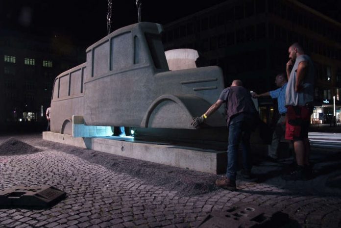 Das Denkmal 'Die Grauen Busse' wird auf dem Rathenauplatz montiert (Foto: Stadt Frankfurt/Paul Claessen)