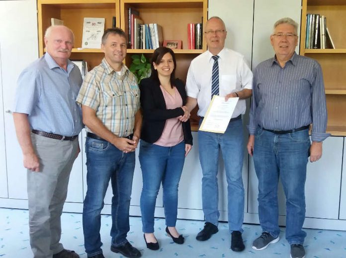 v.l.: Beigeordneter Hans Seiberth, Büroleiter Jürgen Keller, Daniela Haag, Bürgermeister Manfred Kirr, 1. Beigeordneter Hans-Werner Rey (Foto: Verbandsgemeindeverwaltung Lambrecht)