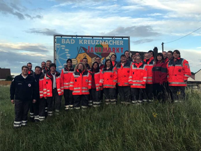 DRK-Gruppenfoto vor Jahrmarktsschild