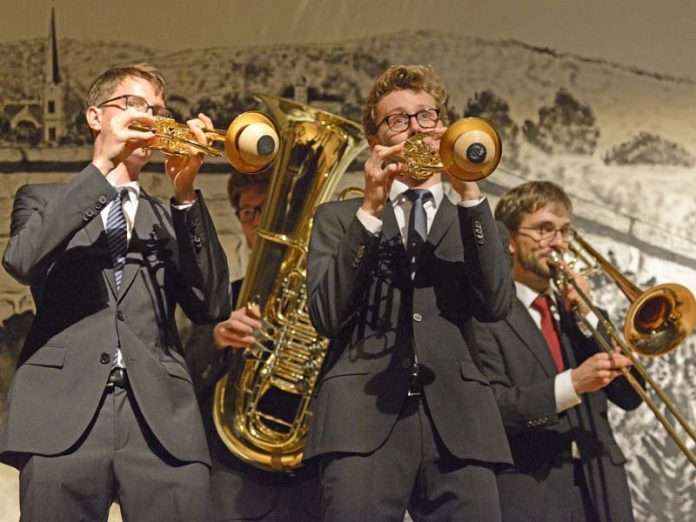 DIe Musiker von LJO-Brass (Foto: Helmut Dell)
