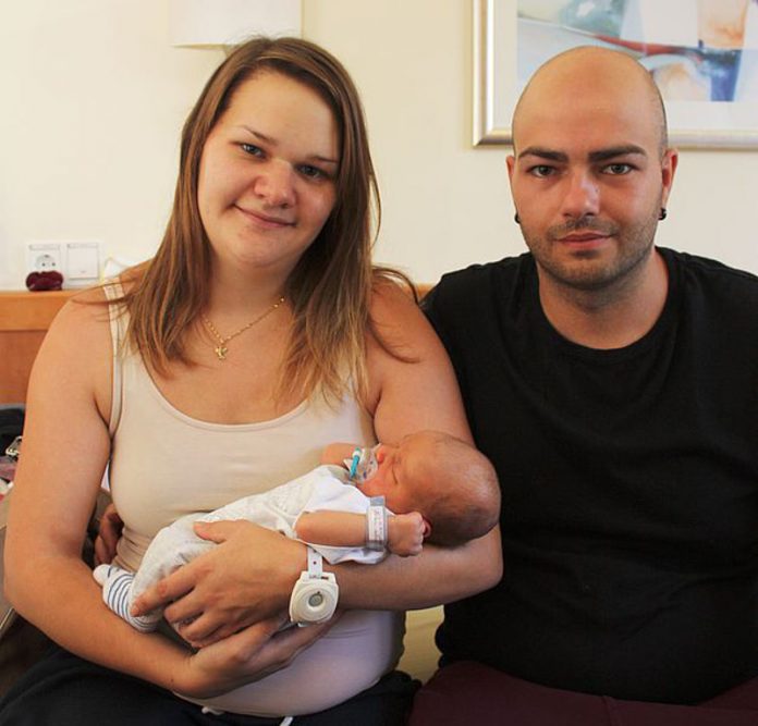 1000. Geburt im Universitätsklinikum Mannheim: Der kleine Antonio schläft im Arm seiner Mutter. (Foto: UMM)