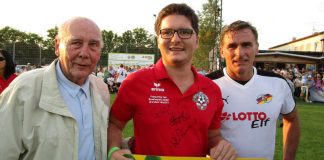 Fabian Pozywio (Mitte) mit dem Lotto-Spendenscheck und mit Fußball-Weltmeister Horst Eckel (links) sowie Europameister Stefan Kuntz (Foto: Michael Sonnick)
