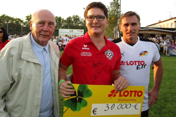 Fabian Pozywio (Mitte) mit dem Lotto-Spendenscheck und mit Fußball-Weltmeister Horst Eckel (links) sowie Europameister Stefan Kuntz (Foto: Michael Sonnick)