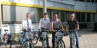 Stellten die neue VRNnextbike-Station vor dem Landratsamt in Heidelberg vor (v.l.): Alexander Korol, Projektmanager Vertrieb Südwest nextbike, Marius Weis, Geschäftsstelle Klimaschutz im Rhein-Neckar-Kreis, Frieder Zappe, Teamleiter Mobilitätsdienstleistungen VRN, und Jochen Sandmaier, Radverkehrsbeauftragter der Stadt Heidelberg. (Foto: Landratsamt Rhein-Neckar-Kreis)