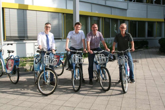 Stellten die neue VRNnextbike-Station vor dem Landratsamt in Heidelberg vor (v.l.): Alexander Korol, Projektmanager Vertrieb Südwest nextbike, Marius Weis, Geschäftsstelle Klimaschutz im Rhein-Neckar-Kreis, Frieder Zappe, Teamleiter Mobilitätsdienstleistungen VRN, und Jochen Sandmaier, Radverkehrsbeauftragter der Stadt Heidelberg. (Foto: Landratsamt Rhein-Neckar-Kreis)