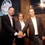 Daniel Hopp (r.) sowie Achim Herzog und Achim Ihrig gaben den Startschuss für die Whistle Sportsbar (Foto: Boris Korpak)
