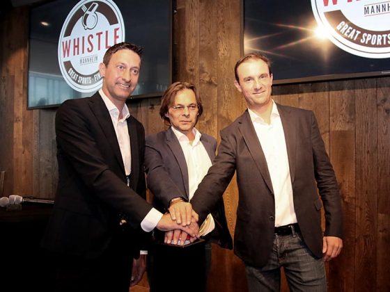 Daniel Hopp (r.) sowie Achim Herzog und Achim Ihrig gaben den Startschuss für die Whistle Sportsbar (Foto: Boris Korpak)