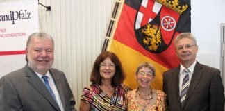 Erika Sulzer-Kleinemeier (2.v.r.) mit Landrätin Theresia Riedmaier, Kurt Beck und SGD-Präsident Prof. Dr. Hans-Jürgen Seimetz (r.) (Foto: SGD Süd)