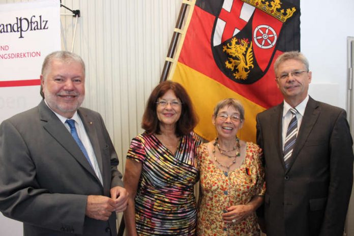 Erika Sulzer-Kleinemeier (2.v.r.) mit Landrätin Theresia Riedmaier, Kurt Beck und SGD-Präsident Prof. Dr. Hans-Jürgen Seimetz (r.) (Foto: SGD Süd)