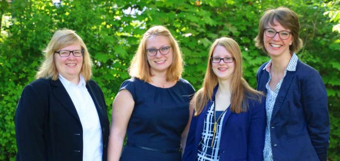 Sie werden von Bischof Wiesemann für ihren Dienst beauftragt (von links): Nina Bender, Kerstin Humm, Amanda Wrzos und Dominique Haas. (Foto: privat) Sie werden von Bischof Wiesemann für ihren Dienst beauftragt (von links): Nina Bender, Kerstin Humm, Amanda Wrzos und Dominique Haas. (Foto: privat)