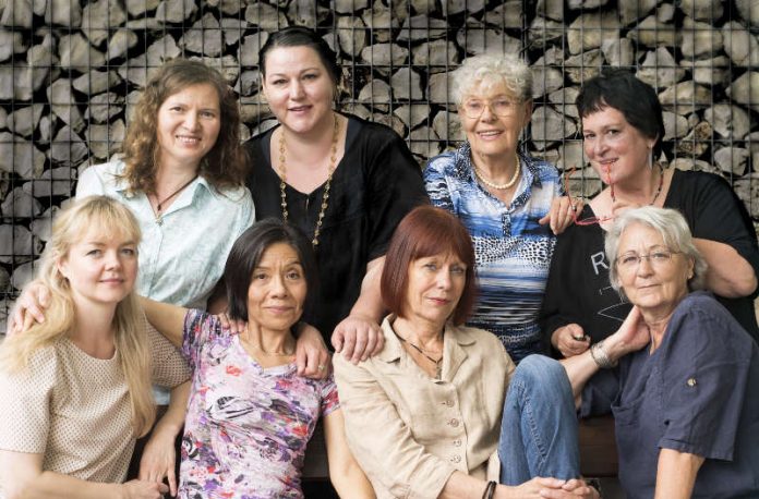 oben (v.l.): Alla Kulikowa-Vollmer, Jana Haft, Helga Loscher, Rita Weis, unten (v.l.): Elena Schöck, Cecilia Lima-Wüst, Inge Selig, Gaby Brüggemann (Foto: TERRA 7) oben (v.l.): Alla Kulikowa-Vollmer, Jana Haft, Helga Loscher, Rita Weis, unten (v.l.): Elena Schöck, Cecilia Lima-Wüst, Inge Selig, Gaby Brüggemann (Foto: TERRA 7)