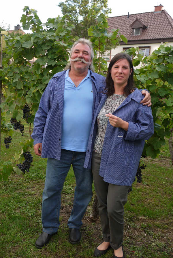 Weinlehrpfadführer Karl Hahn und Tochter Sandra (Foto: i-Punkt Edenkoben)