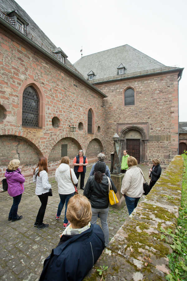 Führung „Jüdisches Worms“, vor der Synagoge; im Jüdischen Museum (Foto: Bernward Bertram)