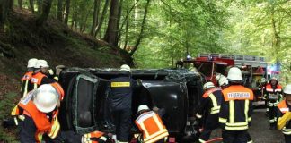 Der PKW hat sich auf dem Waldweg überschlagen