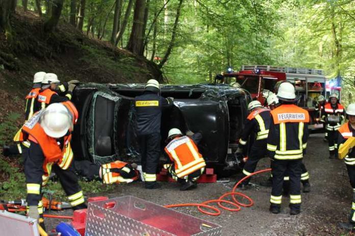 Der PKW hat sich auf dem Waldweg überschlagen