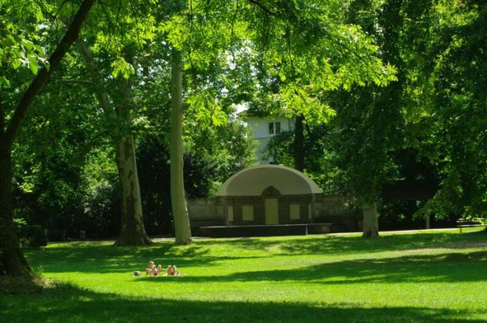 Prima Klima: Der sommerliche Goethepark in Landau. Um ihre Klimaschutzbemühungen zu bündeln, lässt die Stadt bis Frühjahr kommenden Jahres ein neues Klimaschutzkonzept erstellen. (Foto: Stadt Landau in der Pfalz)