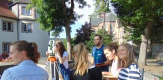 Begeistert waren die Schülerinnen und Schüler von der Geo-Olympiade, hier in Hardheim mit Bürgermeister Volker Rohm (Foto: Landratsamt Neckar-Odenwald-Kreis)