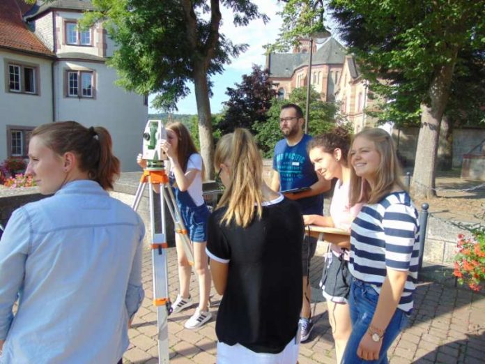 Begeistert waren die Schülerinnen und Schüler von der Geo-Olympiade, hier in Hardheim mit Bürgermeister Volker Rohm (Foto: Landratsamt Neckar-Odenwald-Kreis)