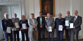 Ehre, wem Ehre gebührt: Beigeordneter Rudi Klemm (5.v.l.) empfing die Mitglieder der Reservistenkameradschaft Landau im Rathaus. (Foto: Stadt Landau in der Pfalz)