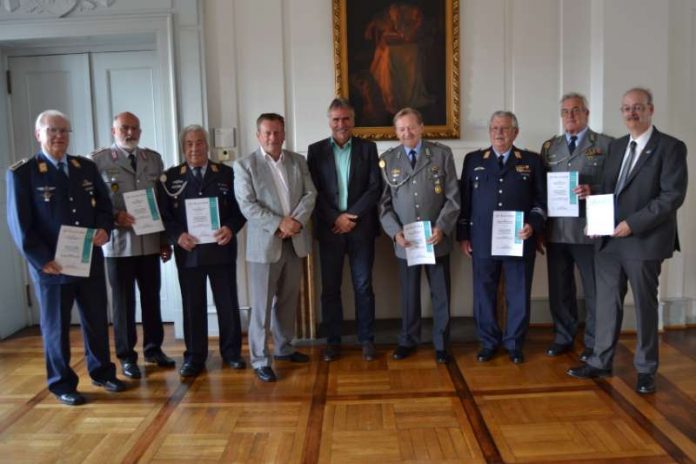 Ehre, wem Ehre gebührt: Beigeordneter Rudi Klemm (5.v.l.) empfing die Mitglieder der Reservistenkameradschaft Landau im Rathaus. (Foto: Stadt Landau in der Pfalz)