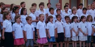 Junge Sängerinnen und Sänger der C-Chöre der Dommusik gestalteten im Juni 2017 ein Sommerkonzert im Innenhof der Klosterschule in Speyer. (Foto: Dommusik)