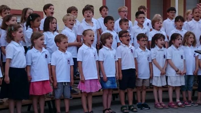 Junge Sängerinnen und Sänger der C-Chöre der Dommusik gestalteten im Juni 2017 ein Sommerkonzert im Innenhof der Klosterschule in Speyer. (Foto: Dommusik)