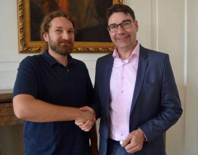 Willkommen an Bord! Oberbürgermeister Thomas Hirsch (r.) begrüßt den neuen Jugendscout Alexander Hoff. (Foto: Stadt Landau in der Pfalz)